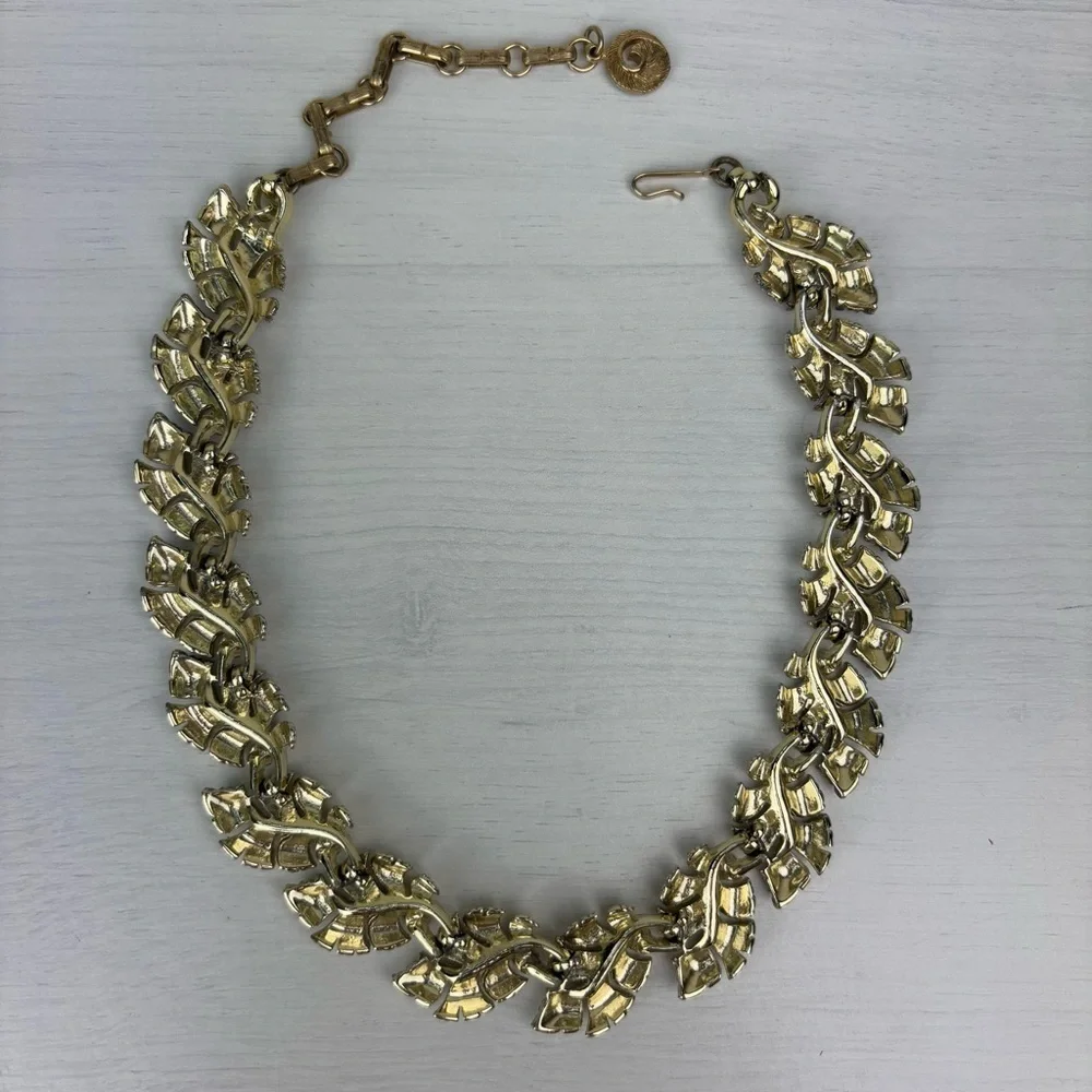 Vintage Lisner Choker Necklace Gold Tone Leaf Links Retro Necklace Classic Style
